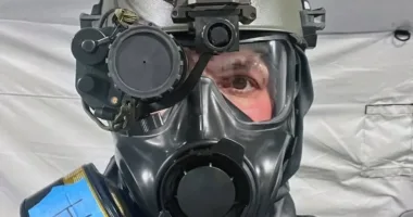 Бійці 704-ї бригади показали сучасний протигаз Avon C50