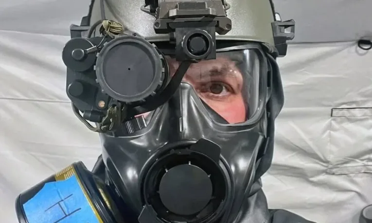 Бійці 704-ї бригади показали сучасний протигаз Avon C50