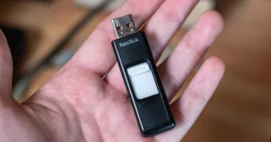 Чому USB-флешка гальмує: причини та сумна правда