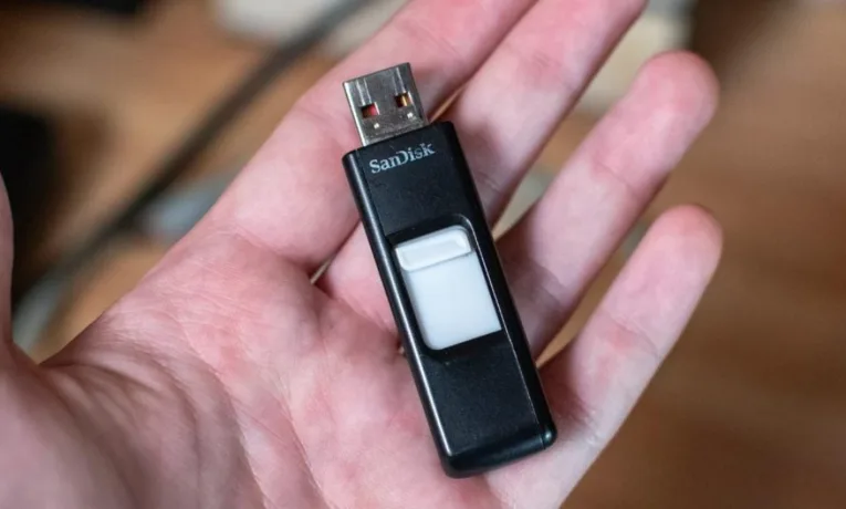 Чому USB-флешка гальмує: причини та сумна правда