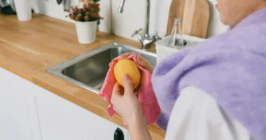 Пластикові обробні дошки: коли вони стають небезпекою для їжі
