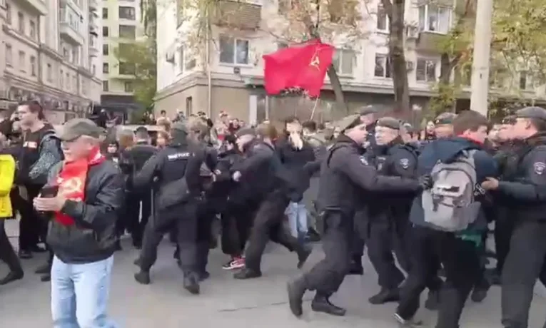 “Геть царя”: У Москві затримали десятки людей на мітингу комуністів – ЗМІ