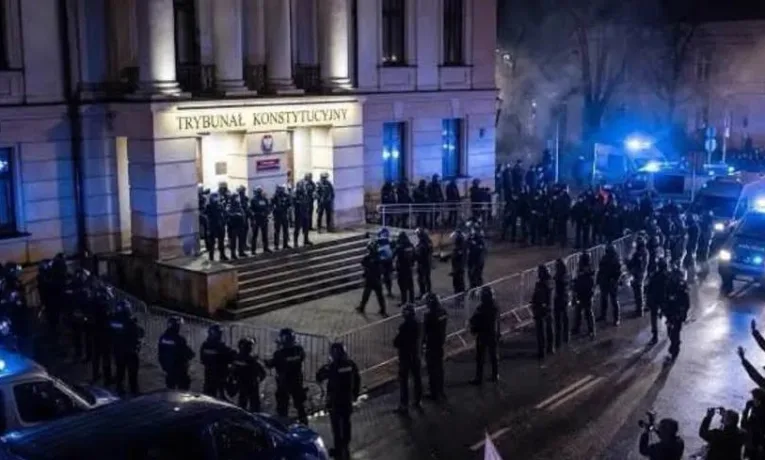 Що ж насправді відбувається у сусідній Польщі?