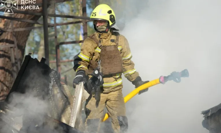 Наслідки ворожої атаки в Оболонському районі: є поранені