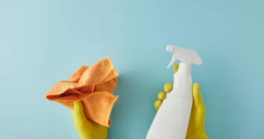 Навіщо обприскувати стіни оцтом: дієвий лайфхак для дому