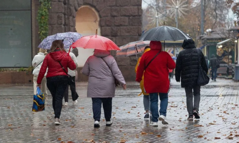 Погода 25 жовтня: де в Україні очікувати дощі та тепло