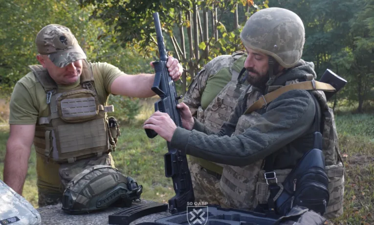 У 50 артбригаді тренуються збивати ворожі дрони з помпових рушниць