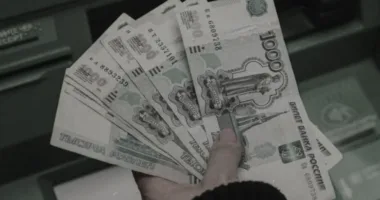 Росіяни масово забирають гроші з банків: чому це сталось