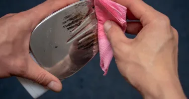 Як безпечно очистити підошву праски від нагару