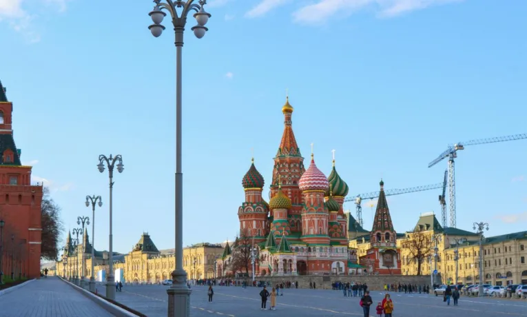 Як у Москві намагаються збивати дрони за допомогою автовишок